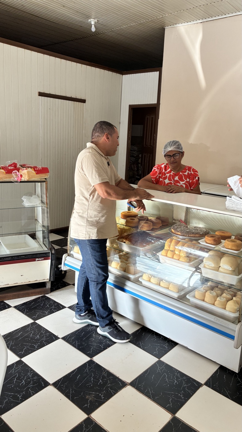 Agleison conversando em uma padaria do bairro